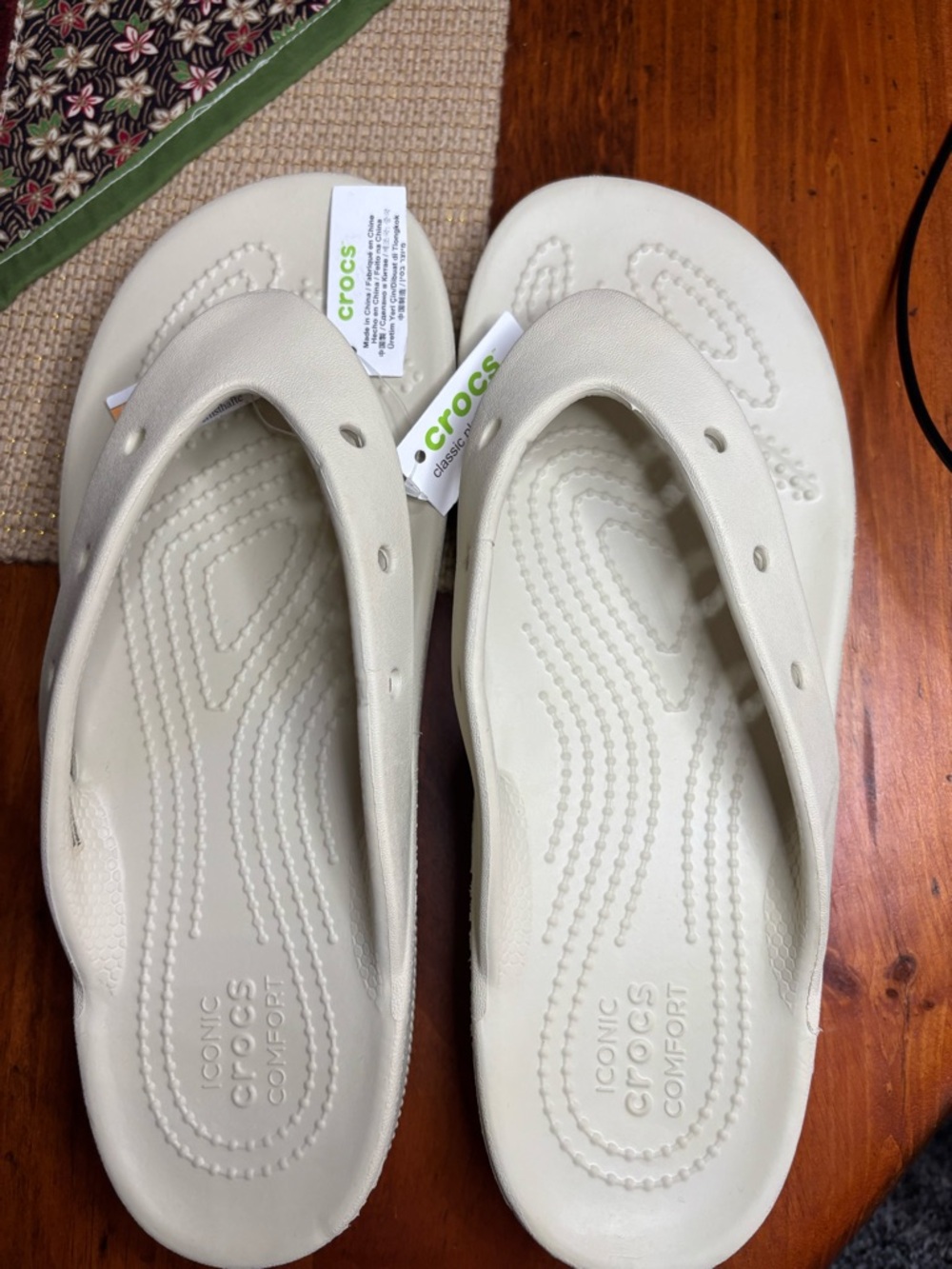 CROCS White Classic Cushioned Slip-On Footbed.  NO BOX
